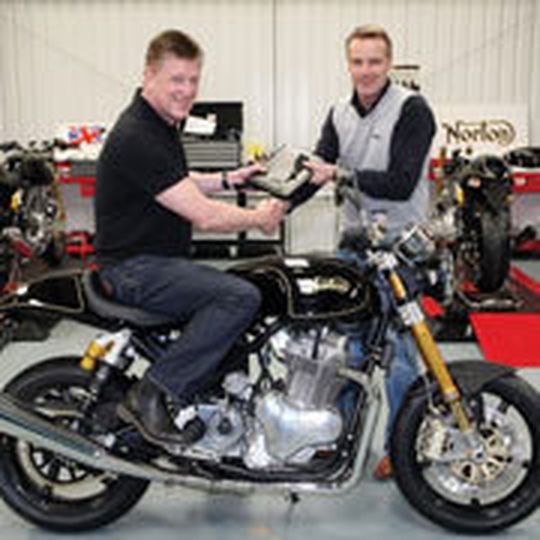 Stuart Garner übergibt die Schlüssel der ersten Generation der Norton Commando 961 an Jonathan Hewitt. Stuart Garner übergibt die Schlüssel der ersten Generation der Norton Commando 961 an Jonathan Hewitt.