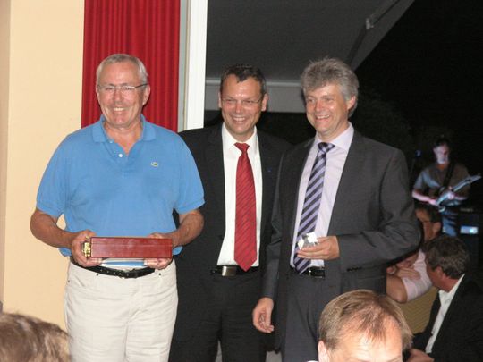Thomas (Mitte) und Michael Padberg (rechts) bei der Siegerehrung. Thomas (Mitte) und Michael Padberg (rechts) bei der Siegerehrung.