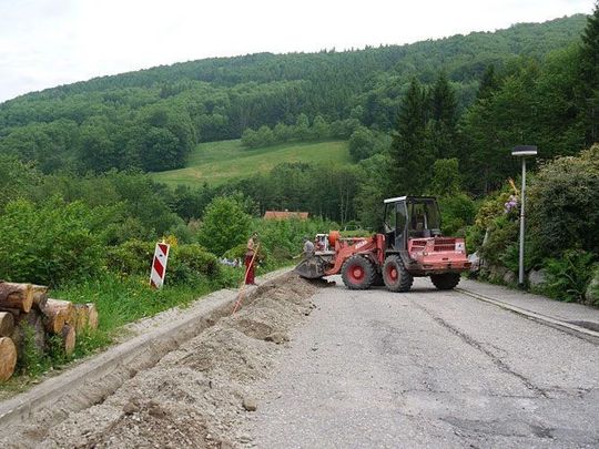 Mitte Mai haben die Bauarbeiten für das Glasfasernetz in Sasbachwalden begonnen; das Foto zeigt die Grabungen am Felsenweg; Bild: Sasbachwalden.de Mitte Mai haben die Bauarbeiten für das Glasfasernetz in Sasbachwalden begonnen; das Foto zeigt die Grabungen am Felsenweg; Bild: Sasbachwalden.de