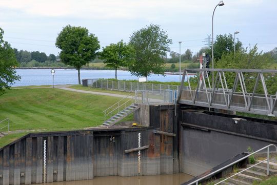 Moderne Radarsensoren haben die mechanischen Pegelmessungen im Papenburger See- und Binnenhafen ersetzt Moderne Radarsensoren haben die mechanischen Pegelmessungen im Papenburger See- und Binnenhafen ersetzt