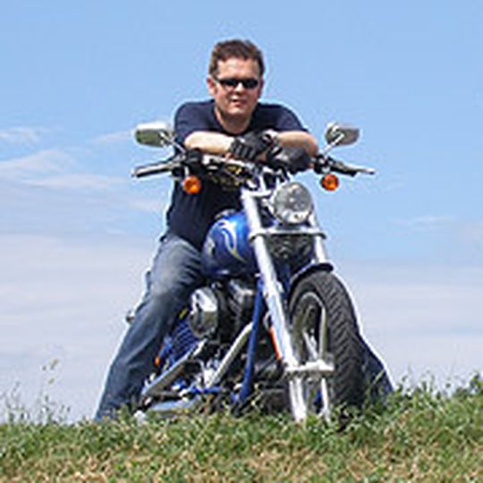 Tom Müller riss sich das Testbike Harley-Davidson Rocker C gerne unter den Nagel und erlebte sein persönliches „blaues Wunder“. Tom Müller riss sich das Testbike Harley-Davidson Rocker C gerne unter den Nagel und erlebte sein persönliches „blaues Wunder“.