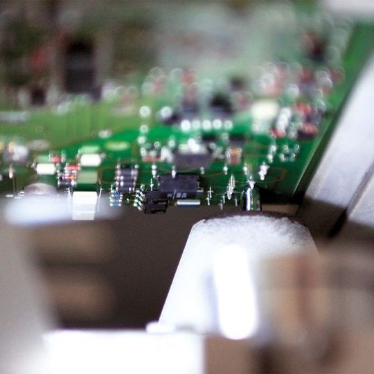 Mit dem automatisierten Selektivlöten (von unten) kann jede einzelne Lötstelle separat programmiert werden. So wird in der Serienfertigung eine höhere Qualität, Prozesssicherheit und Reproduzierbarkeit der Lötergebnisse erreicht. Bild: Ortgies Mit dem automatisierten Selektivlöten (von unten) kann jede einzelne Lötstelle separat programmiert werden. So wird in der Serienfertigung eine höhere Qualität, Prozesssicherheit und Reproduzierbarkeit der Lötergebnisse erreicht. Bild: Ortgies