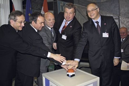 Vize-Regierunsgpräsident Hans-Otto Kneip, PRojektleiter Georg Matzner, Wirtschaftsminister Dieter Posch, Regierungspräsident Dr. Lars Witteck und Staatssekretär Horst Westerfeld schalten das Portal frei Vize-Regierunsgpräsident Hans-Otto Kneip, PRojektleiter Georg Matzner, Wirtschaftsminister Dieter Posch, Regierungspräsident Dr. Lars Witteck und Staatssekretär Horst Westerfeld schalten das Portal frei
