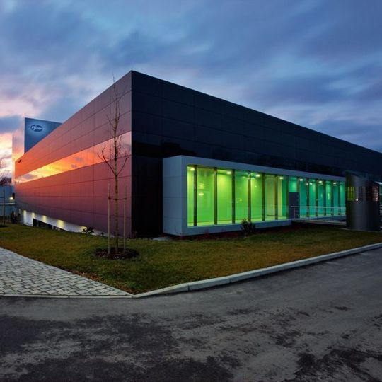 Im neuen Newcon-Gebäude in Illertissen verhindert die eingesetzte Containment-Technologie die Freisetzung von Produktstäuben. Dort handhabt ein MLR-Phoenix-Gabelhubwagen in GMP-Qualität Edelstahl-Container. Bild: MLR System Im neuen Newcon-Gebäude in Illertissen verhindert die eingesetzte Containment-Technologie die Freisetzung von Produktstäuben. Dort handhabt ein MLR-Phoenix-Gabelhubwagen in GMP-Qualität Edelstahl-Container. Bild: MLR System