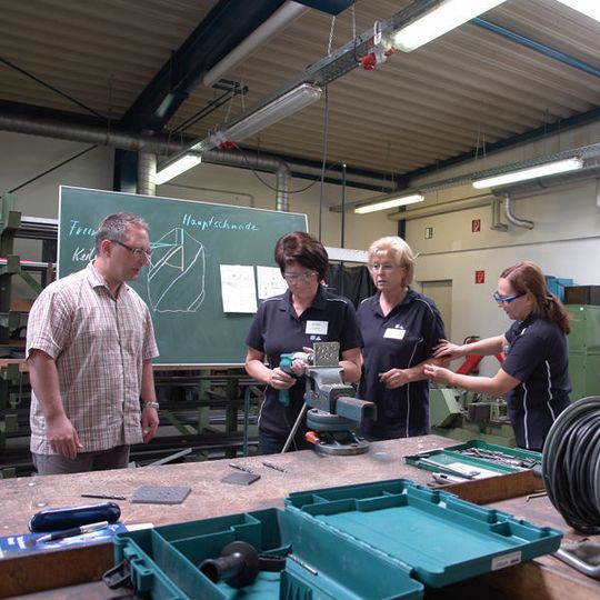Viele Frauen nutzen bei ZF die Weiterbildungsangebote, um sich vor allem in technischen und handwerklichen Fähigkeiten zu schulen. Bild: Gesamtmetall Viele Frauen nutzen bei ZF die Weiterbildungsangebote, um sich vor allem in technischen und handwerklichen Fähigkeiten zu schulen. Bild: Gesamtmetall