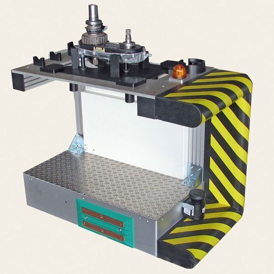 Bild 1: Mit dem fahrerlosen Transportsystem werden die Bauteile von einer Montagestation zur nächsten gebracht. Bild: Fanuc Robotics Bild 1: Mit dem fahrerlosen Transportsystem werden die Bauteile von einer Montagestation zur nächsten gebracht. Bild: Fanuc Robotics