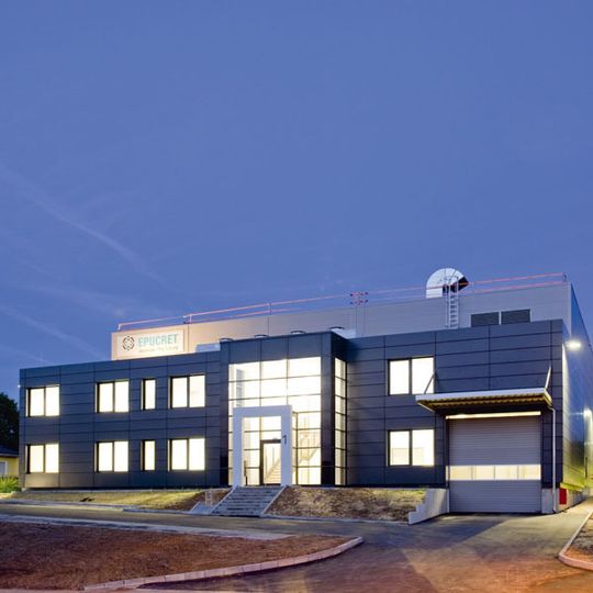 Epucret-Schleifzentrum mit klimatisierter Fertigungshalle. Für die Hallenklimatisierung sorgt Geothermie. Eine Photovoltaikanlage auf dem Dach liefert 90000 kWh elektrische Energie im Jahr, die ins elektrische Netz eingespeist wird. Bild: Epucret Epucret-Schleifzentrum mit klimatisierter Fertigungshalle. Für die Hallenklimatisierung sorgt Geothermie. Eine Photovoltaikanlage auf dem Dach liefert 90000 kWh elektrische Energie im Jahr, die ins elektrische Netz eingespeist wird. Bild: Epucret