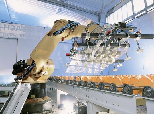 Ansaugen und wegbringen: Roboter, die Solartechnik schnell schonend befördern können, werden in der Photovoltaik immer wichtiger Bild: Grenzebach Ansaugen und wegbringen: Roboter, die Solartechnik schnell schonend befördern können, werden in der Photovoltaik immer wichtiger Bild: Grenzebach