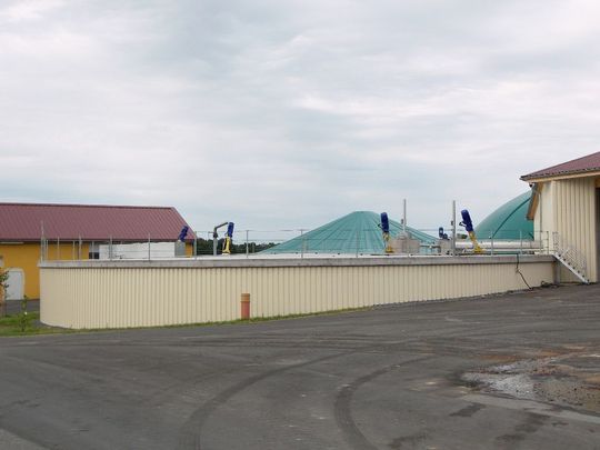Die Biogasanlage in Reupelsdorf (im Vordergrund: der runde Kombifermenter mit Rührwerken) (Bild: PROCESS) Die Biogasanlage in Reupelsdorf (im Vordergrund: der runde Kombifermenter mit Rührwerken) (Bild: PROCESS)