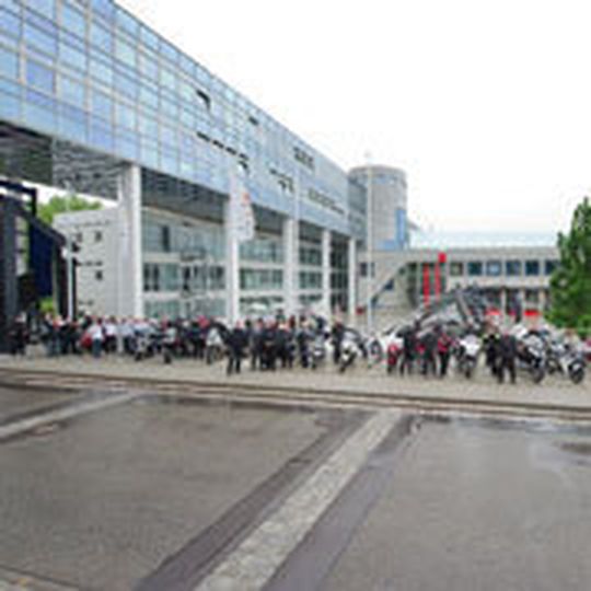 Die Donnervögel kamen aus dem Norden. Technischer Infostopp der in Würzburg gestarteten Business-Biker vor dem Würth-Headquarter in Künzelsau-Gaisbach. Die Donnervögel kamen aus dem Norden. Technischer Infostopp der in Würzburg gestarteten Business-Biker vor dem Würth-Headquarter in Künzelsau-Gaisbach.