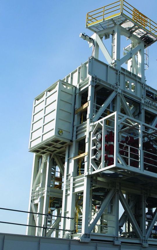 Keines der Module der Bohranlage von Max Streicher (hier Pumpen-, Tank- und Reinigungsmodul übereinander) wiegt mehr als 11 Tonnen. Deshalb kann die gesamte Anlage mithilfe des Plattformkrans vom Transportschiff abgeladen und aufgebaut werden. Das spart Zeit und Geld. Bilder: Siemens Keines der Module der Bohranlage von Max Streicher (hier Pumpen-, Tank- und Reinigungsmodul übereinander) wiegt mehr als 11 Tonnen. Deshalb kann die gesamte Anlage mithilfe des Plattformkrans vom Transportschiff abgeladen und aufgebaut werden. Das spart Zeit und Geld. Bilder: Siemens