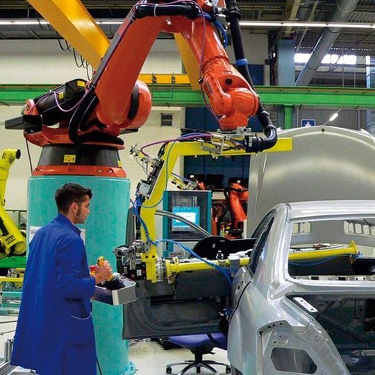 Bei der Montage des Armaturenbretts in den Pkw arbeiten Mensch und Roboter zusammen. Bild: Daimler Bei der Montage des Armaturenbretts in den Pkw arbeiten Mensch und Roboter zusammen. Bild: Daimler