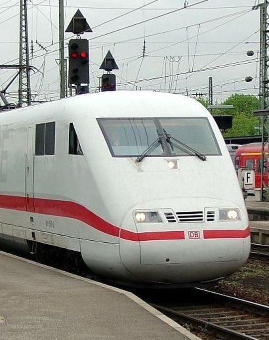 Der ICE 1 ist der erste in Serie gefertigte Hochgeschwindigkeitszug in Deutschland und der erste von inzwischen fünf Typen von Intercity-Express-Triebzügen. Bilder: Höltkemeier Der ICE 1 ist der erste in Serie gefertigte Hochgeschwindigkeitszug in Deutschland und der erste von inzwischen fünf Typen von Intercity-Express-Triebzügen. Bilder: Höltkemeier