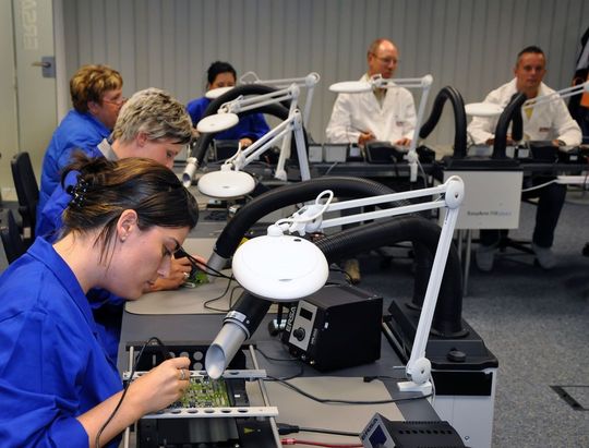 5 Tage dauert die Ausbildung zur Handlötarbeitskraft. Im ERSA Schulungszentrum in Wertheim steht jedem Teilnehmer ein kompletter Handlötarbeitsplatz mit ESD-Schutzausrüstung zur Verfügung. 5 Tage dauert die Ausbildung zur Handlötarbeitskraft. Im ERSA Schulungszentrum in Wertheim steht jedem Teilnehmer ein kompletter Handlötarbeitsplatz mit ESD-Schutzausrüstung zur Verfügung.