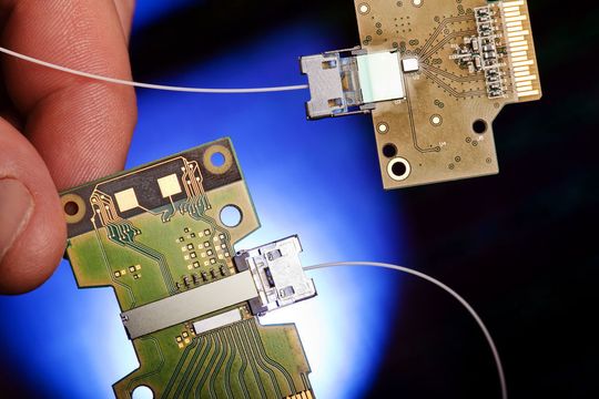 Ein schlankes Lichtkabel mit vier Lichtkanälen übertragt 50 GBit/s. Ein schlankes Lichtkabel mit vier Lichtkanälen übertragt 50 GBit/s.