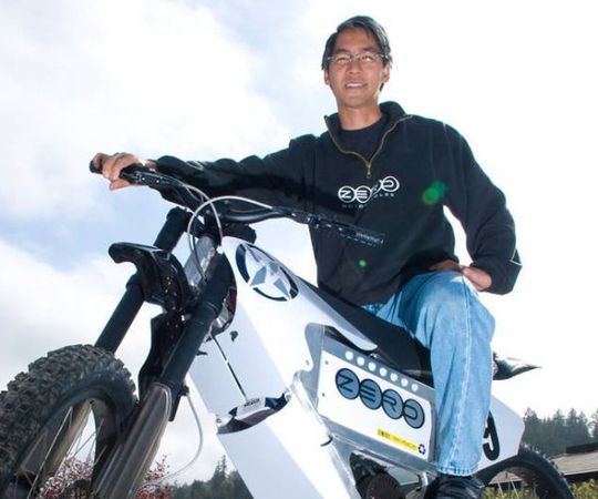 Neal Saiki: „Die Entwicklung des Verschaltungssystems Z-Force war ausschlaggebend dafür, dass in unseren Motorrädern eine Batterie zum Einsatz kommen kann, die unvergleichlich leicht, leistungsstark und haltbar ist,“ Neal Saiki: „Die Entwicklung des Verschaltungssystems Z-Force war ausschlaggebend dafür, dass in unseren Motorrädern eine Batterie zum Einsatz kommen kann, die unvergleichlich leicht, leistungsstark und haltbar ist,“