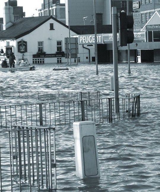 Hochwasser ist auch für Daten eine Gefahr. Bei der Datenrettung von Festplatten mit Wasserschaden gilt es besonders schnell und vorsichtig zu handeln. Hochwasser ist auch für Daten eine Gefahr. Bei der Datenrettung von Festplatten mit Wasserschaden gilt es besonders schnell und vorsichtig zu handeln.