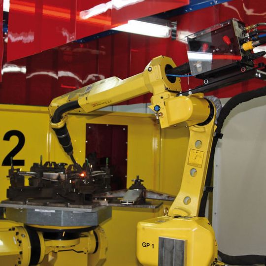 Die Roboterzelle für das Cold-Arc-Schweißen ist für eine Bestückung von drei Seiten ausgelegt. Bild: EWM Die Roboterzelle für das Cold-Arc-Schweißen ist für eine Bestückung von drei Seiten ausgelegt. Bild: EWM