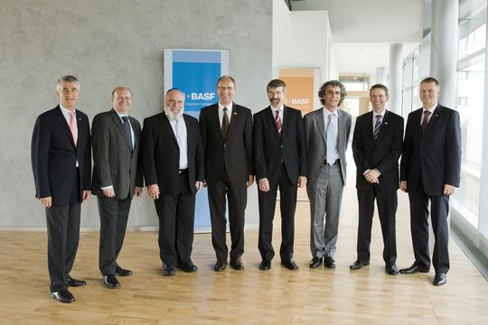 Von links nach rechts: Dr. Jürgen Hambrecht, Vorstandsvorsitzender BASF; Prof. Jürgen Janek, Universität Gießen; Prof. Doron Aurbach, Bar-Ilan University (Israel); Dr. Andreas Kreimeyer, Forschungssprecher BASF; Prof. Petr Novak, PSI Villigen (Schweiz); Prof. Hubert Gasteiger, TU München; Dr. Andreas Fischer, Forschung Elektrochemie BASF; Dr. Friedrich Seitz, Bereichsleiter Forschung Chemikalien BASF. (Bild: BASF) Von links nach rechts: Dr. Jürgen Hambrecht, Vorstandsvorsitzender BASF; Prof. Jürgen Janek, Universität Gießen; Prof. Doron Aurbach, Bar-Ilan University (Israel); Dr. Andreas Kreimeyer, Forschungssprecher BASF; Prof. Petr Novak, PSI Villigen (Schweiz); Prof. Hubert Gasteiger, TU München; Dr. Andreas Fischer, Forschung Elektrochemie BASF; Dr. Friedrich Seitz, Bereichsleiter Forschung Chemikalien BASF. (Bild: BASF)