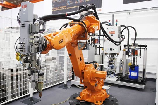 Der neue Klebe-Roboter erfüllt die hohen Anforderungen an die Prozessgeschwindigkeit mit akkurater Dosierung des Klebstoffes an den gewünschten Partien. (Bild: ABB) Der neue Klebe-Roboter erfüllt die hohen Anforderungen an die Prozessgeschwindigkeit mit akkurater Dosierung des Klebstoffes an den gewünschten Partien. (Bild: ABB)