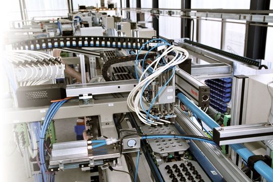 Einbaufertiges Handlingsystem: Die Firma Behr montiert das CMS lediglich über die mitgelieferten Spannsätze. (Bild: Bosch Rexroth)
