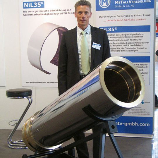 Auf der Fachmesse O&S 2010 hob Heiko Reski, Vertriebsmanager bei der MTV Metallveredelung GmbH & Co. KG, Solingen, die extrem hohe Seewasserbeständigkeit der Schutzschicht NiL 35 hervor. Bild: Kraus Auf der Fachmesse O&S 2010 hob Heiko Reski, Vertriebsmanager bei der MTV Metallveredelung GmbH & Co. KG, Solingen, die extrem hohe Seewasserbeständigkeit der Schutzschicht NiL 35 hervor. Bild: Kraus