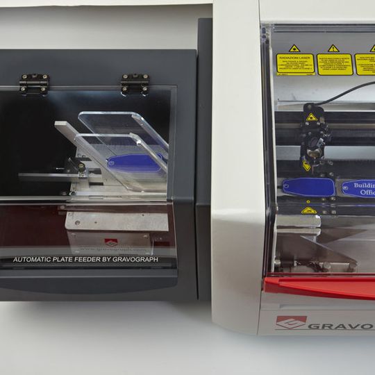 Die automatische Schilderzuführung wird über ein I/O-Kabel und per Plug & play installiert. Für die Zuführung der Schilder sind weder Schmiermittel noch Druckluft erforderlich, Bild: Gravotech Die automatische Schilderzuführung wird über ein I/O-Kabel und per Plug & play installiert. Für die Zuführung der Schilder sind weder Schmiermittel noch Druckluft erforderlich, Bild: Gravotech