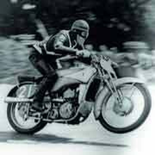 Laut, lauter, Ladepumpe: Die DKW-Motorräder feiern nach 71 Jahren wieder Premiere auf dem „Schottenring“. Laut, lauter, Ladepumpe: Die DKW-Motorräder feiern nach 71 Jahren wieder Premiere auf dem „Schottenring“.