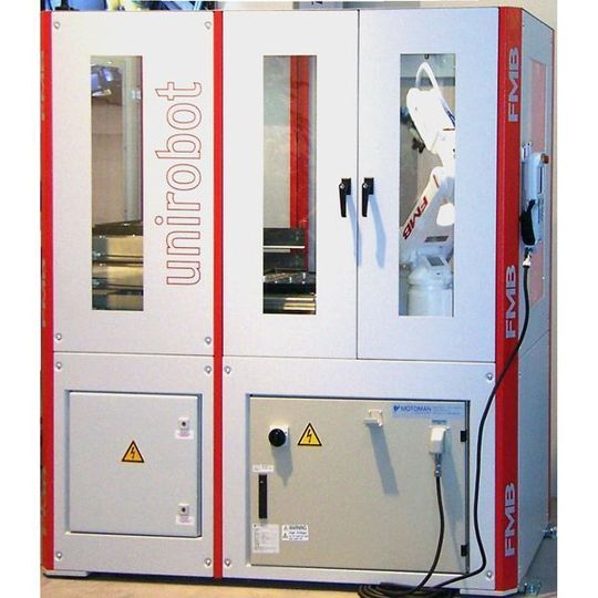 Die Automationszelle Unirobot MH 5L-5P mit einem sechsachsigen Roboter hat eine Stellfläche von 1800 mm × 800 mm und wird beweglich auf Schienen platziert. Bild: FMB Die Automationszelle Unirobot MH 5L-5P mit einem sechsachsigen Roboter hat eine Stellfläche von 1800 mm × 800 mm und wird beweglich auf Schienen platziert. Bild: FMB