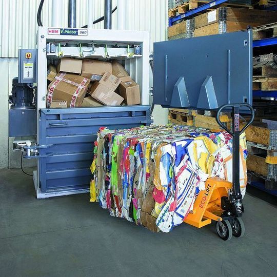 Durch spezielle Profile in Entnahmetür, Einfüllklappe und Pressplatte produziert die Ballenpresse V-Press 860 L von HSM Ballen mit einer Aussparung für den einfachen Transport ohne Palette. Bild: HSM Durch spezielle Profile in Entnahmetür, Einfüllklappe und Pressplatte produziert die Ballenpresse V-Press 860 L von HSM Ballen mit einer Aussparung für den einfachen Transport ohne Palette. Bild: HSM