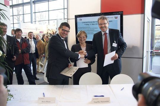 Unterzeichnung des Kooperationsvertrages durch die Staatssekretäre der beteiligten Länder: Dr. Rüdiger Messal (RLP), Boris Rhein aus Hessen und Angelika Marienfeld aus NRW Unterzeichnung des Kooperationsvertrages durch die Staatssekretäre der beteiligten Länder: Dr. Rüdiger Messal (RLP), Boris Rhein aus Hessen und Angelika Marienfeld aus NRW