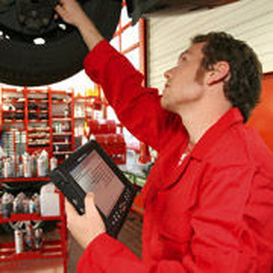 Ein Mechaniker mit einer Diagnosebox der WOW (Würth Online World) GmbH. Ein Mechaniker mit einer Diagnosebox der WOW (Würth Online World) GmbH.
