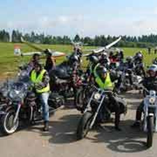 Noch nicht einmal Fliegen ist schöner: Die Harley-Fangemeinde auf der höchsten Erhebung der Rhön, der Wasserkuppe. Noch nicht einmal Fliegen ist schöner: Die Harley-Fangemeinde auf der höchsten Erhebung der Rhön, der Wasserkuppe.