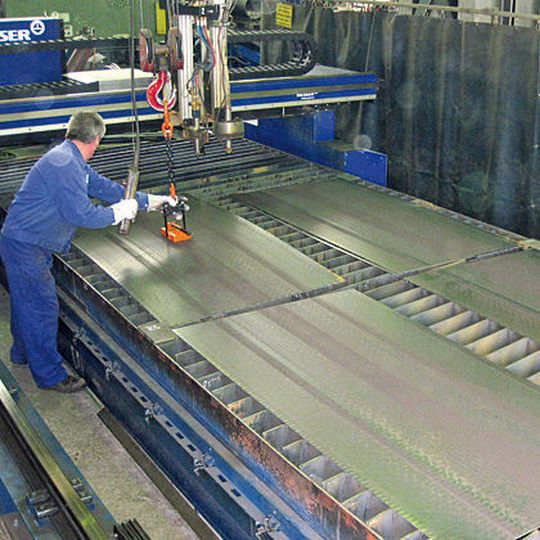 Bild 1: Die Funktion Jobliste der Steuerung ermöglicht es, vier Bleche gleichzeitig aufzulegen, um sie nacheinander auf der Portalmaschine zu schneiden. Bild: Messer Bild 1: Die Funktion Jobliste der Steuerung ermöglicht es, vier Bleche gleichzeitig aufzulegen, um sie nacheinander auf der Portalmaschine zu schneiden. Bild: Messer