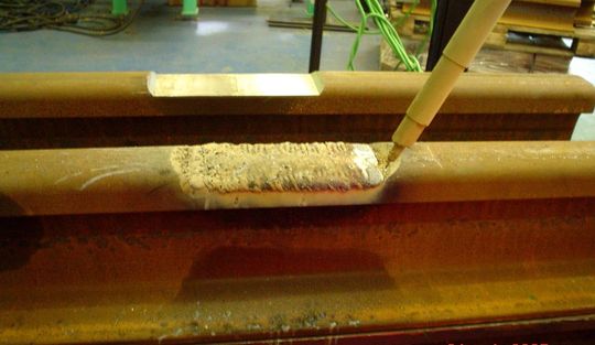 Ein Ersatz von Schadstellen auf den Schienen durch aluminothermisch verschweißte kurze Schienenstücke ist teuer und bringt zudem durch die Schweißnähte zwei neue Unregelmäßigkeiten in die Lauffläche (Bild: Corus Rail)