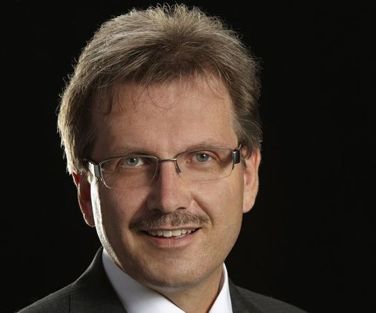Peter Müller, Isabellenhütte: „Wir versprechen uns von der gemeinschaftlichen Entwicklungsarbeit mit austriamicrosystems mehr Möglichkeiten in der Entwicklung und Produktion von flexibel anpassbaren Sensorsystemen.“ Peter Müller, Isabellenhütte: „Wir versprechen uns von der gemeinschaftlichen Entwicklungsarbeit mit austriamicrosystems mehr Möglichkeiten in der Entwicklung und Produktion von flexibel anpassbaren Sensorsystemen.“