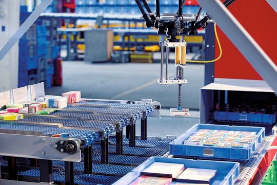 Robo Pick von SSI Schäfer ist eine vollautomatische Pickzelle, die sich nahtlos in eine bestehende Lagerarchitektur integrieren lässt. (Bild: SSi Schäfer)