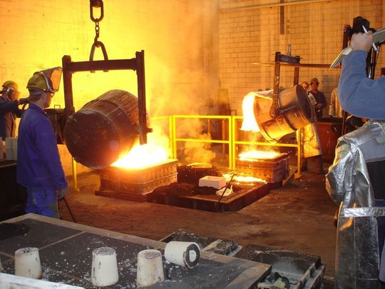 Abgießen eines Peltonrades mit zwei Giesspfannen. (Bild: Bilder: Wolfensberger)