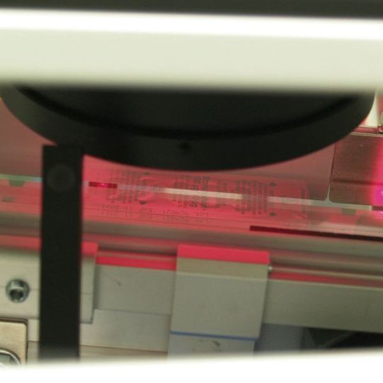 Unter rotem LED-Licht offenbaren die Aufdrucke der Blisterverpackungen ihre Qualitäten. Bild: Cognex Unter rotem LED-Licht offenbaren die Aufdrucke der Blisterverpackungen ihre Qualitäten. Bild: Cognex