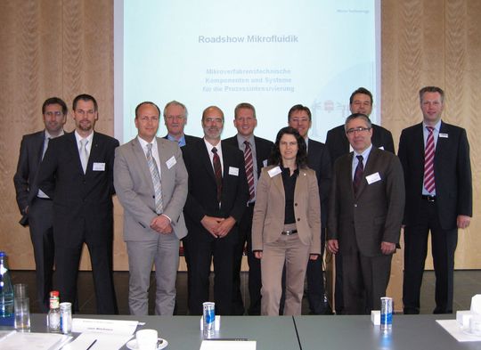 Referenten der Roadshow Mikrofluidik (von links nach rechts) Michael Salm, Christian Geubert, Marc Staiger, Prof. Dr.-Ing. Werner Zang, Dr. Santer zur Horst-Meyer, Philipp Adryan, Stephanie Peschke, Uwe Müller, Dr. Norbert Kockmann, Dr. Thomas Weisener, Dr. Torsten Köcher. (Bild: HNP Mikrosysteme)