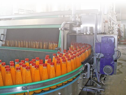 Stündlich verlassen bis zu 10.000 Flaschen Fruchtsaft den Tunnelpasteur (ITT Lowara) Stündlich verlassen bis zu 10.000 Flaschen Fruchtsaft den Tunnelpasteur (ITT Lowara)