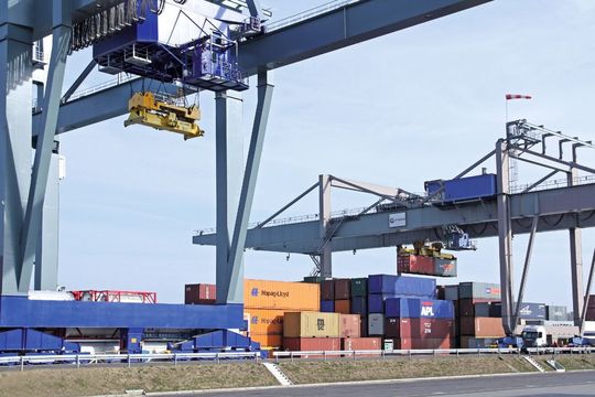 Im Rheinhafen Germersheim sorgt ein Portalkran der Firma Tobies (links) für einen verlässlichen Containerumschlag.
