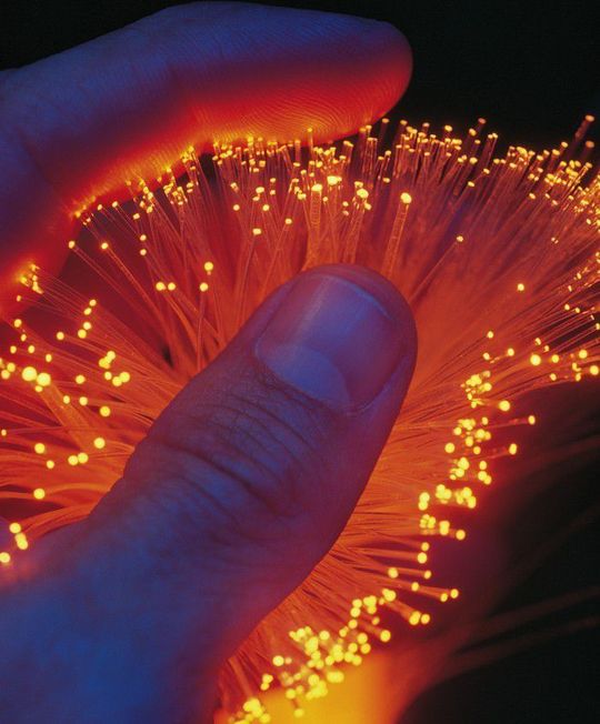 Glasfaserkabel sind gegen Abhören nicht besser geschützt als Kupferkabel. Wirtschaftsspione versuchen immer öfter sich in die optischen Backbones zu hacken. Glasfaserkabel sind gegen Abhören nicht besser geschützt als Kupferkabel. Wirtschaftsspione versuchen immer öfter sich in die optischen Backbones zu hacken.