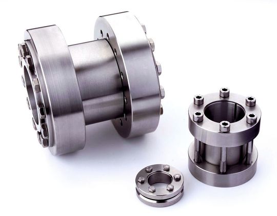 Lösbare Welle-Nabe-Verbindungen sind als einbaufertige Einheiten in den unterschiedlichsten Ausführungen erhältlich: hier als Wellenkupplungen und Schrumpfscheibenverbindungen (Bild: Bilder: Hausmann+Haensgen)