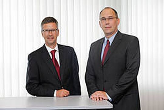 Dr.-Ing. Michael Herbermann (rechts im Bild) wurde zum neuen Vorsitzenden der Geschäftsführung der Bilfinger Berger Industrial Services ernannt. Er folgt auf Thomas Töpfer (links). (Bild: BIS)