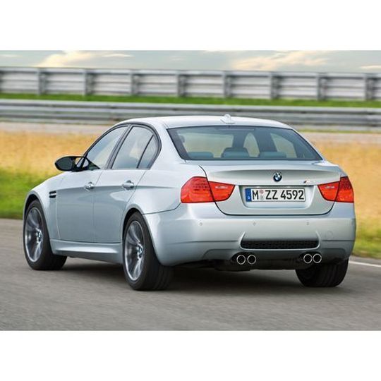 Weit verbreitet in Europa und Asien, schützen Unterbodenverkleidungen, wie diese eines BMW M3, vor Steinschlag und Wasser. Zudem reduzieren sie ?den Kraftstoffverbrauch und Geräuschpegel. Bild: BMW Weit verbreitet in Europa und Asien, schützen Unterbodenverkleidungen, wie diese eines BMW M3, vor Steinschlag und Wasser. Zudem reduzieren sie ?den Kraftstoffverbrauch und Geräuschpegel. Bild: BMW