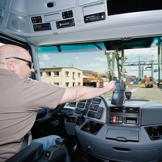 Für den Einsatz außerhalb des Fahrzeugs bietet Daimler-Fleetboard alternativ sein mobiles Datenerfassungs- und Navigationsgerät Dispopilot Mobile mit integriertem Barcode-Scanner und der digitalen Erfassungsmöglichkeit von Unterschriften an. Bild: Daimler Fleetboard Für den Einsatz außerhalb des Fahrzeugs bietet Daimler-Fleetboard alternativ sein mobiles Datenerfassungs- und Navigationsgerät Dispopilot Mobile mit integriertem Barcode-Scanner und der digitalen Erfassungsmöglichkeit von Unterschriften an. Bild: Daimler Fleetboard