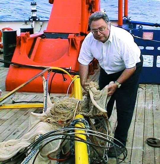 Prof. Michael Türkay an Bord der Meteor. Er ist Leiter der Abteilung Marine Zoologie und der Sektion für Crustaceen und stellvertretender Direktor der Senckenberg Gesellschaft für Naturforschung. Prof. Michael Türkay an Bord der Meteor. Er ist Leiter der Abteilung Marine Zoologie und der Sektion für Crustaceen und stellvertretender Direktor der Senckenberg Gesellschaft für Naturforschung.