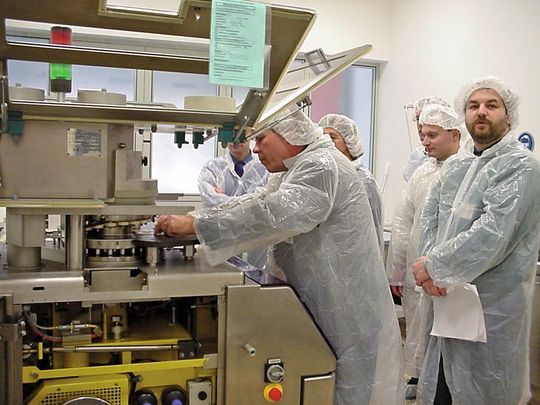 Validierung in der Praxis: Hier eine Probenahme für die Reinigungsvalidierung (Bild: PTS Schnettler)