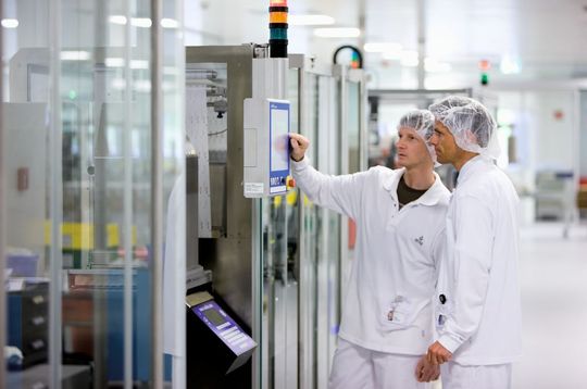 Die Blistermaschine von Uhlmann ist mit einem intuitiv bedienbaren Touchscreen ausgestattet. (Bild: Bilder: Vetter Pharma International)